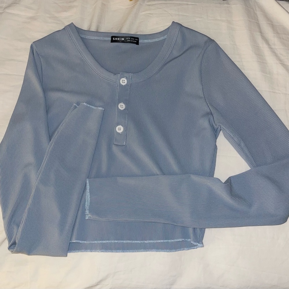 Baby blue sheen, long sleeve crop top